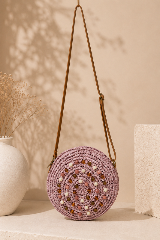 BOLSO REDONDO DE RAFIA LILA CON DETALLES DE CUENTAS
