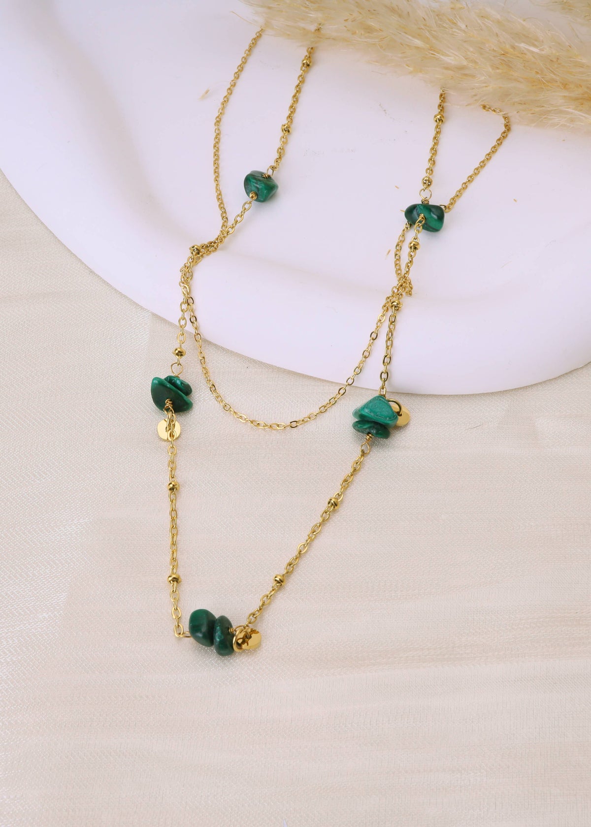 Collar dorado de doble cadena con piedras verdes