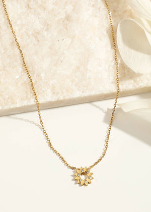 Collar de cadena dorada con colgante de sol de strass