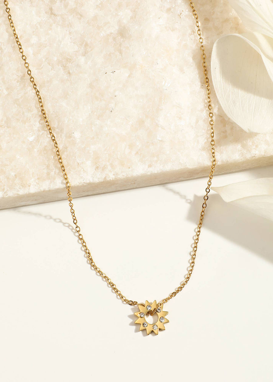 Collar de cadena dorada con colgante de sol de strass