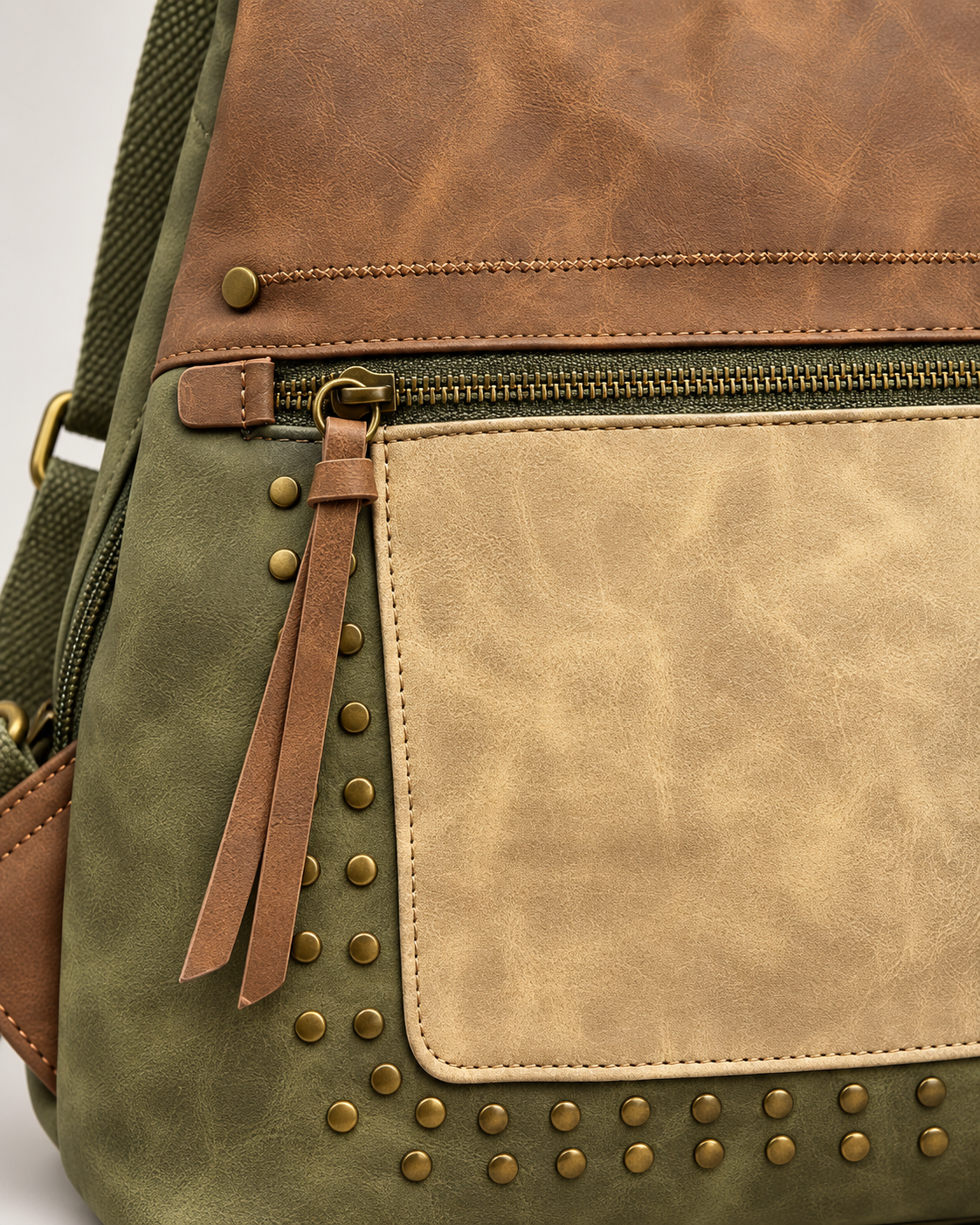 MOCHILA POLIPIEL TACHUELAS- KHAKI