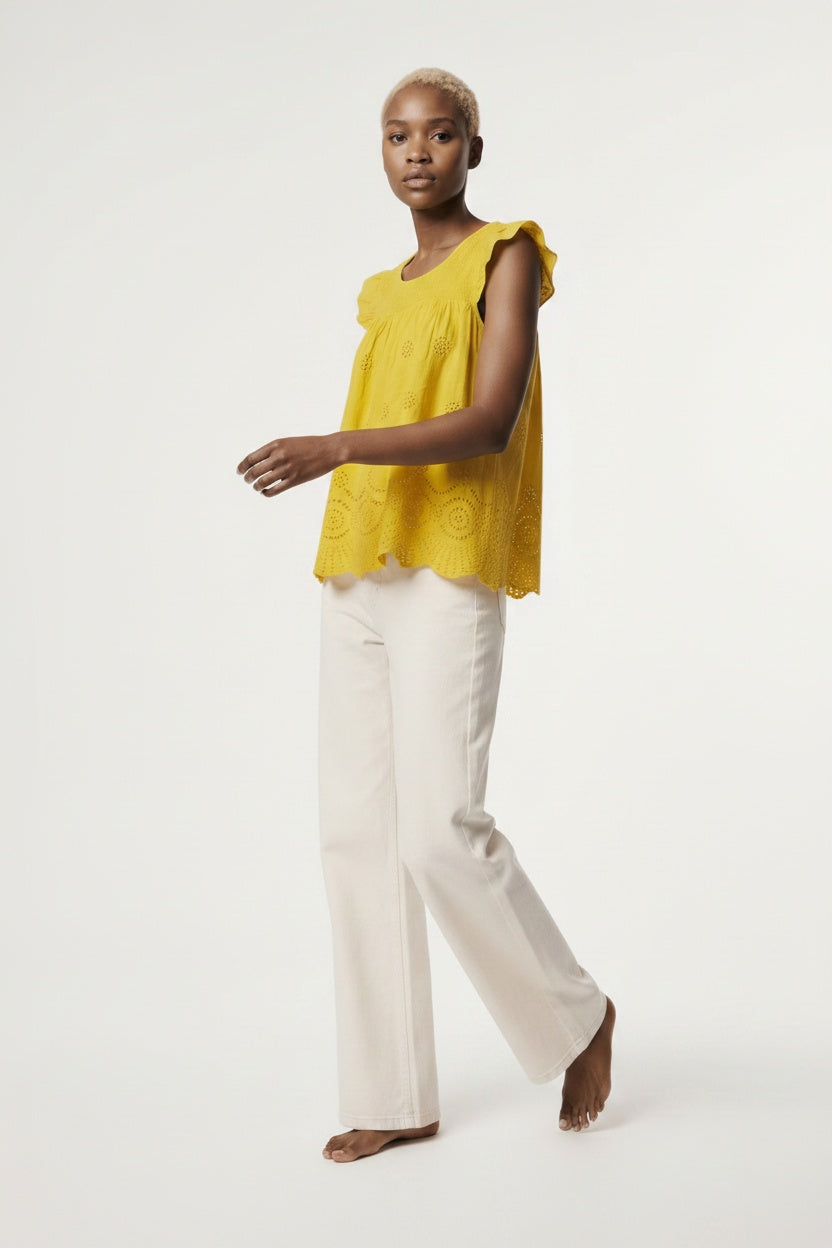 BLUSA TROQUELADA VOLANTITO-MOSTAZA