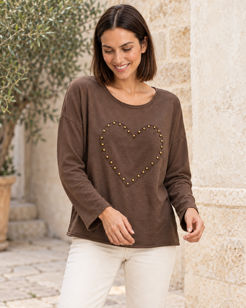 CAMISETA LOVE TACHUELAS-MARRÓN