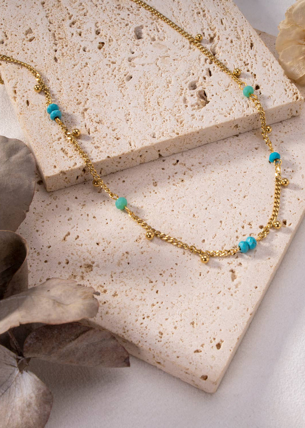 Collar dorado con pequeñas perlas azules