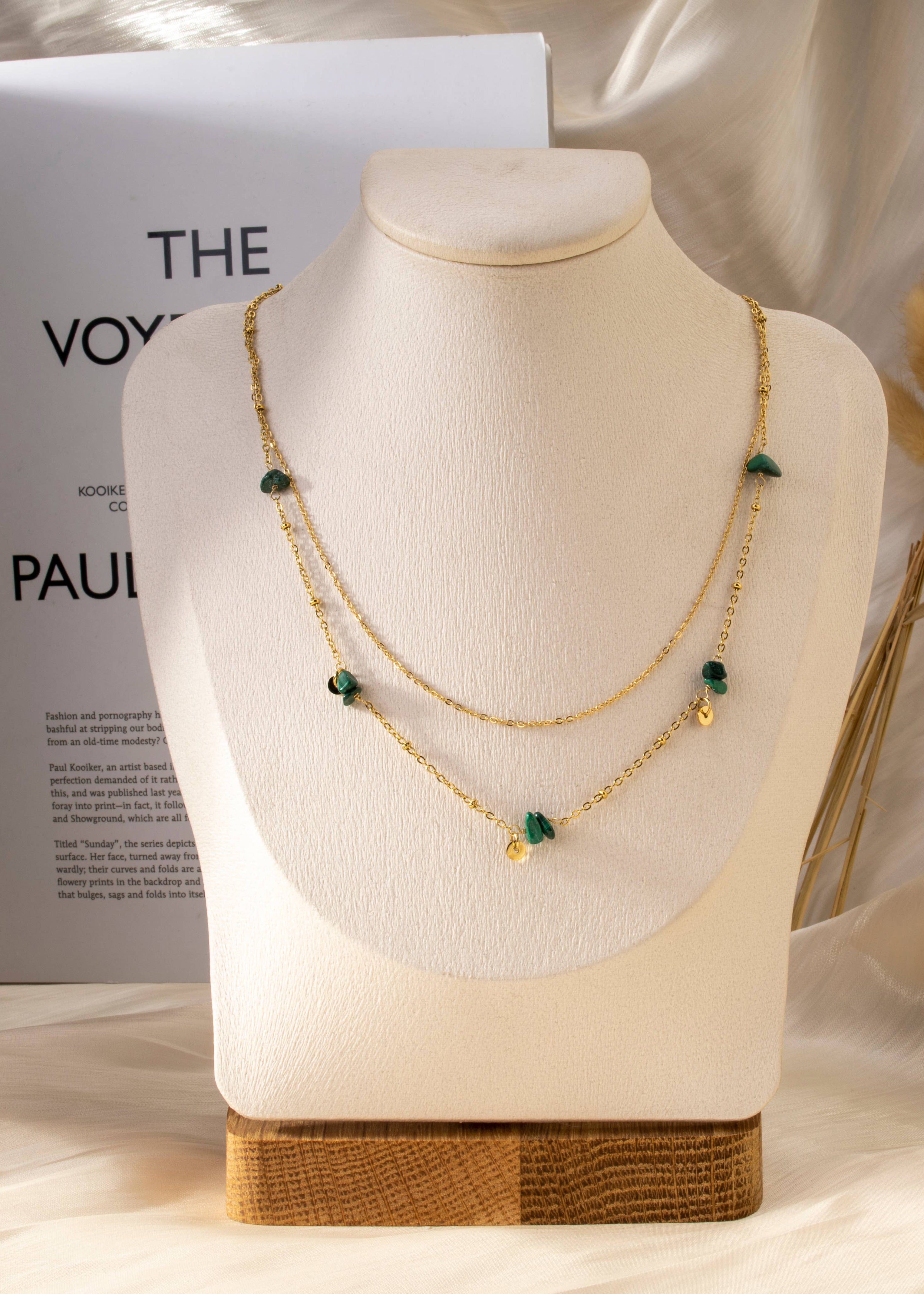 Collar dorado de doble cadena con piedras verdes
